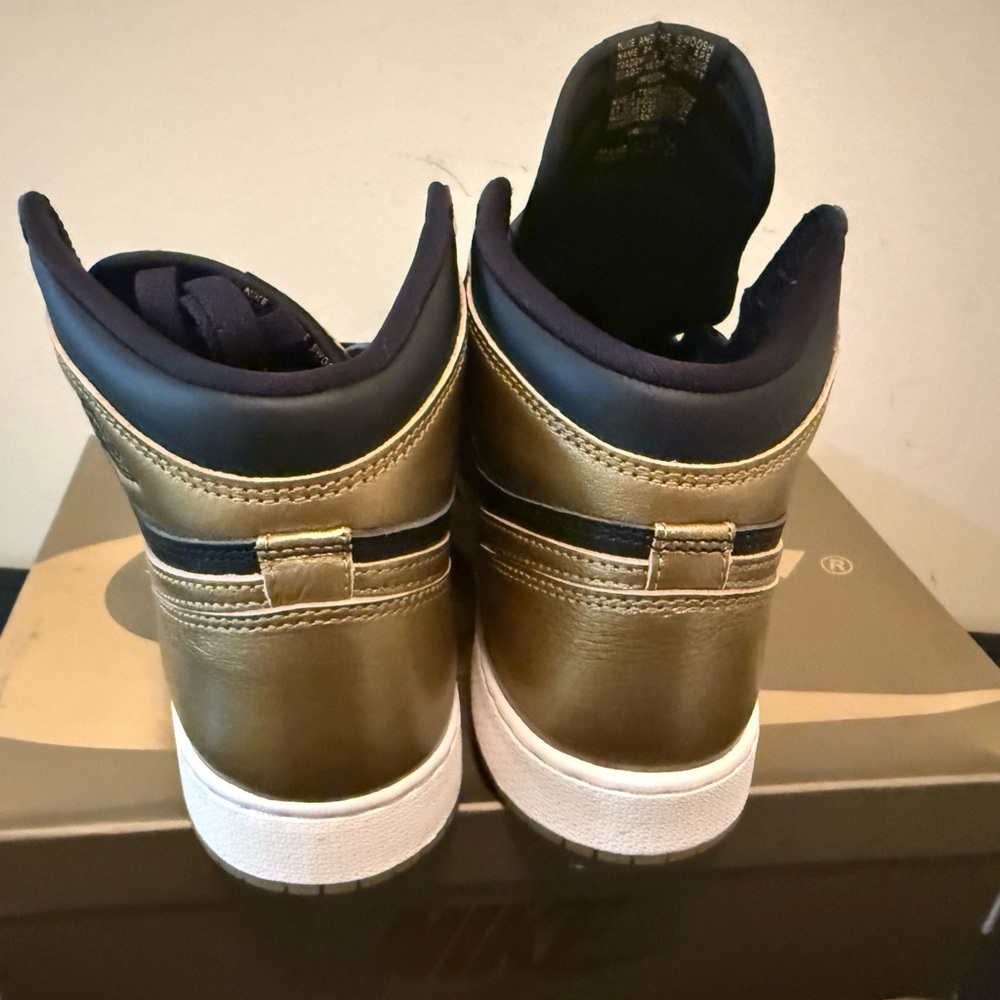 Jordan 1 Retro High OG ‘Black Metallic Gold’ - Picture 4 of 5